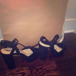 Black platform heel with a buckle